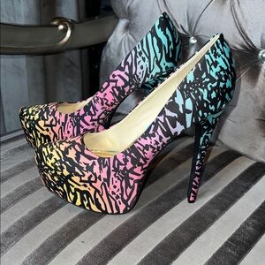 🎨 Abstract Edge Bumper Graffiti Platform Pumps 🎨